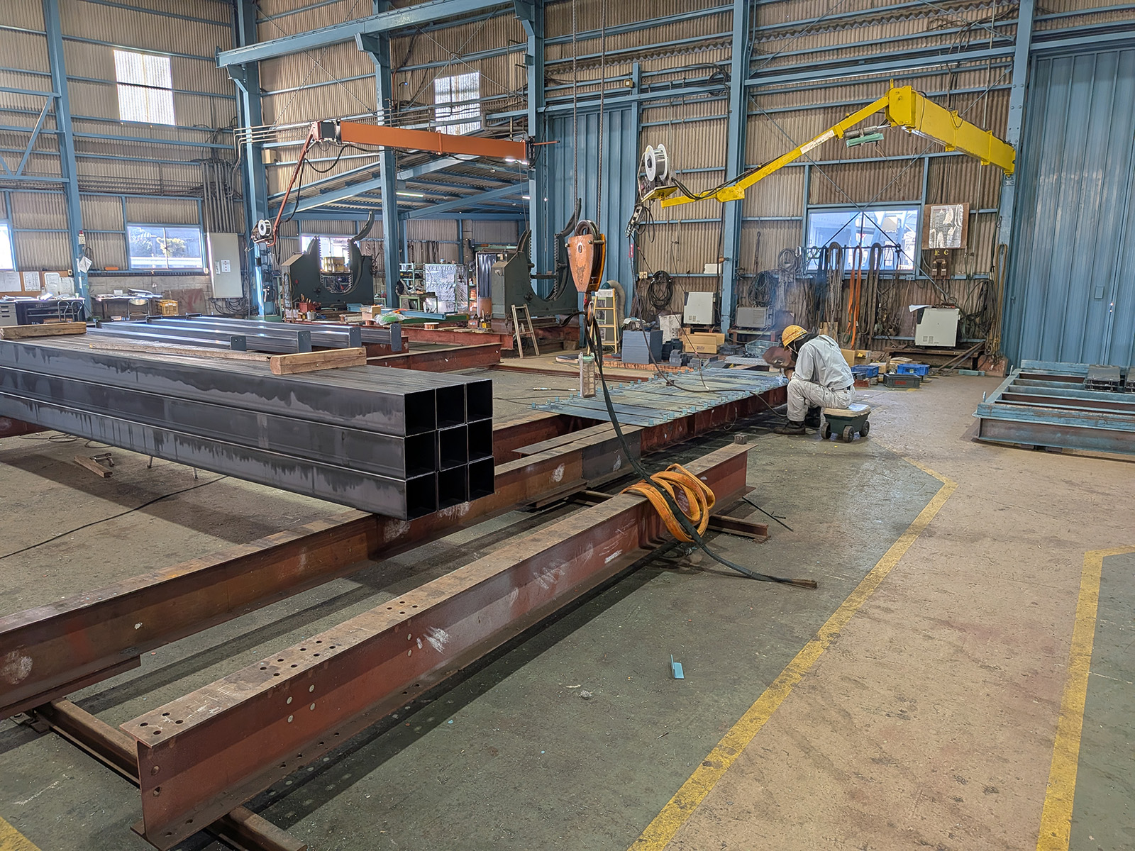 自社工場での溶接作業