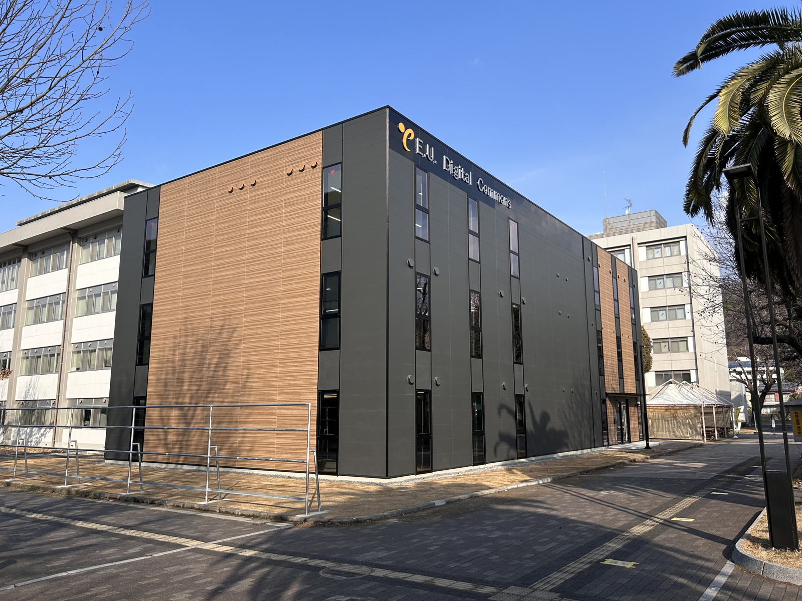 竣工した建物の前